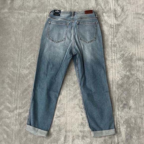 Hollister Ultra High-Rise Mom Jeans - Picture 9 of 12